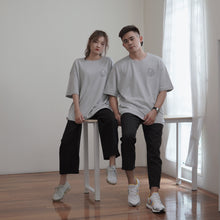 Load image into Gallery viewer, SYNERGY UNISEX OVERSIZED TEE - LIGHT GREY