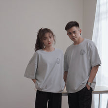 Load image into Gallery viewer, SYNERGY UNISEX OVERSIZED TEE - LIGHT GREY